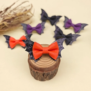 Détail des barrettes ailes de chauve-souris pailletées en orange, violet et noir pour Halloween