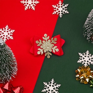 Détail d'un nœud de Noël rouge avec flocon doré pailleté sur fond festif chic