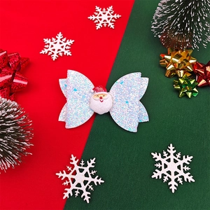 Details einer Weihnachts-Haarschleife mit schillernden Pailletten und Weihnachtsmann-Motiv