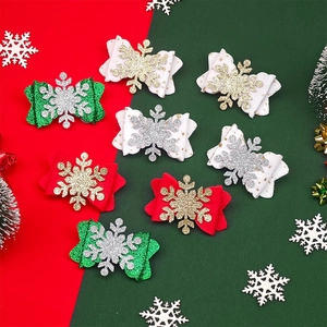 Détail de nœuds de Noël pour cheveux avec flocons sur un fond de fête coloré