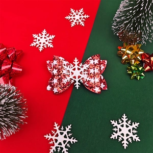 Nahaufnahme einer festlichen roten Glitzer-Weihnachtsschleife mit weißer Schneeflocke