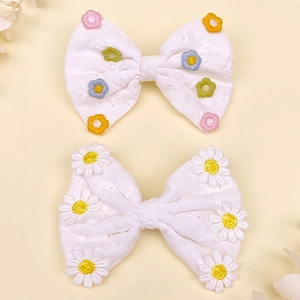 Nœud pour cheveux en tissu brodé blanc avec marguerites et motifs floraux colorés