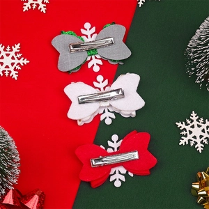 Lot de trois nœuds à cheveux de Noël pour filles avec motifs flocons et pinces crocodiles