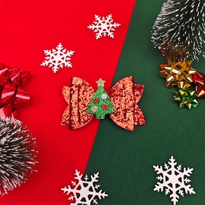 Nahaufnahme der glitzernden roten Weihnachts-Haarschleife mit grünem Pailletten-Baum