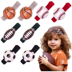 Detalle de pinzas para el pelo infantiles con temática de fútbol, baloncesto y béisbol