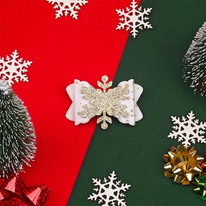 Détail d'un nœud papillon blanc avec flocon de neige doré pour cheveux à Noël