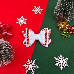 Detail von glitzernder Weihnachts-Haarschleife mit roten und weißen Pailletten auf Dekoration