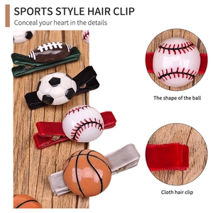 Set de pinzas para el pelo deportivas con diseños de fútbol y béisbol sobre fondo de madera