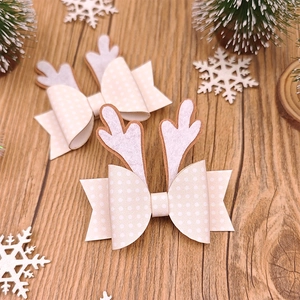 Détail de nœuds de Noël avec bois de renne et flocons sur fond en bois naturel