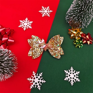 Detailaufnahme der goldenen Glitzer-Weihnachtsschleife mit niedlichem Rentier-Dekor
