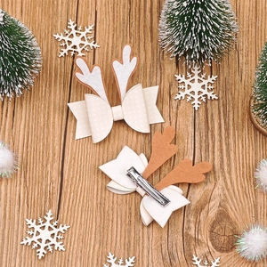 Détail de pinces à cheveux de Noël avec bois de renne et flocons sur fond de bois