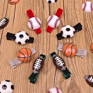 Detalle de pinzas para el pelo de terciopelo con motivos deportivos de fútbol y baloncesto
