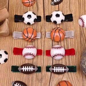 Detalle de pinzas para el pelo deportivas con formas de fútbol, baloncesto y béisbol