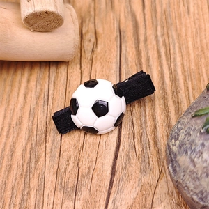 Primer plano de una pinza para el pelo con diseño de balón de fútbol 3D para niños