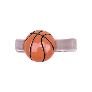 Detalle de una pinza para el pelo de baloncesto con bola naranja y tela gris suave