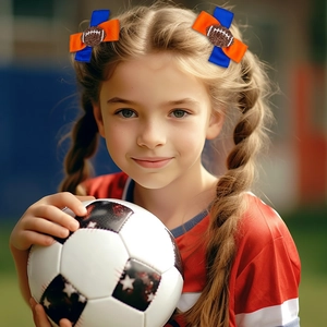 Detailansicht der Football-Schleifen-Haarspangen für Kinder bei Sportveranstaltungen