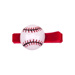 Detalle de una pinza para el pelo de terciopelo rojo con un modelo de béisbol en 3D