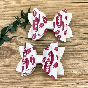 Détail de nœuds à cheveux motif football avec texture litchi et base pailletée