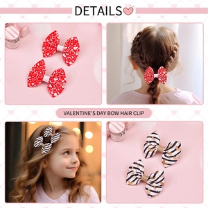 Fiocchi per capelli per bambini con stampe leopardate e a cuore su sfondo rosa