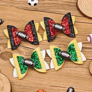 Détail de pinces à cheveux nuds de rugby à paillettes sur fond de bois rustique