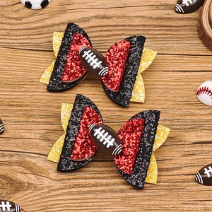 Détail de pinces à cheveux à paillettes avec un modèle miniature de football américain