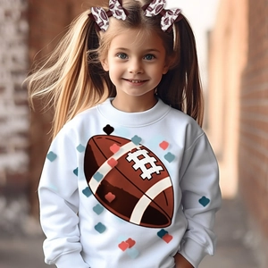Detalle de la sudadera blanca y lazos de fútbol a juego con detalles de corazón