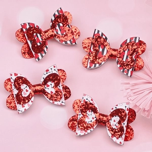 Détail de quatre nœuds à cheveux rouges pour la Saint-Valentin avec cœurs et paillettes