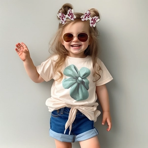 Detalle de pinzas para el pelo con lazo de rugby y conjunto de verano chic para niños