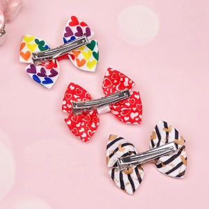 Dettaglio del set di 3 fermagli per capelli a fiocco con cuori e clip a becco d'anatra