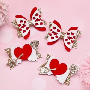 Dettaglio di quattro fiocchi per capelli fatti a mano con cuori e glitter per San Valentino