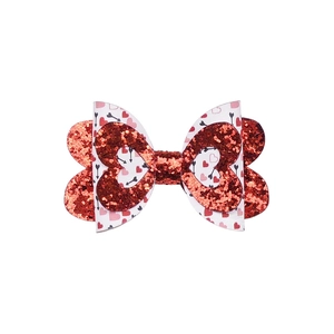 Détail du nœud à cheveux avec cœurs en paillettes rouges et tissu imprimé pour filles
