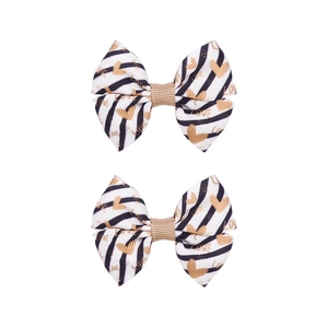 Dettaglio di due fiocchi per capelli a righe con stampa Love dorata e trama in grosgrain