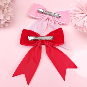 Paire de barrettes à nœuds en velours rouge et rose avec clips en métal argenté