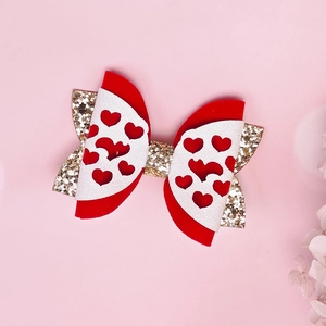 Dettaglio del fiocco per capelli a strati per San Valentino con feltro rosso e paillettes