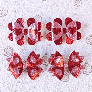 Détail de quatre nœuds à paillettes rouges et roses avec motifs de cœurs évidés
