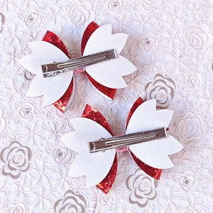 Détail des barrettes nœuds à paillettes avec pinces crocodiles pour petites filles