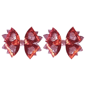 Détail de barrettes à cheveux rouges à paillettes avec motif de cœur et nœud