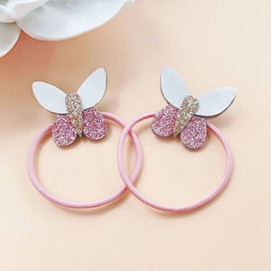 Dettaglio di due elastici per capelli a farfalla rosa in ecopelle bianca e glitter oro