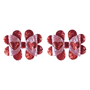 Vue détaillée des nœuds à cheveux scintillants avec cœurs évidés et paillettes