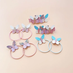 Dettaglio set di fermagli per capelli a farfalla ed elastici in pelle PU e glitter