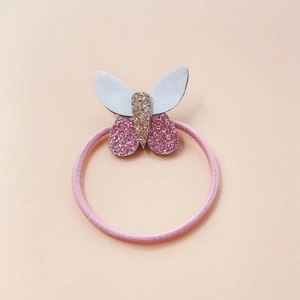 Dettaglio dell'elastico per capelli a farfalla rosa con pelle PU e glitter oro