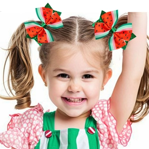 Détail d'un nœud papillon à paillettes avec motif pastille porté sur une petite fille