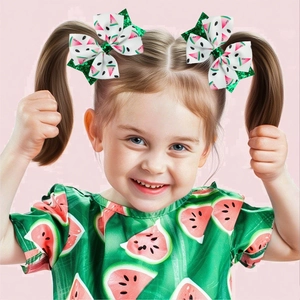 Détail de pinces à nœud pastèque avec paillettes sur les couettes d'un enfant