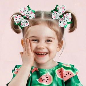 Détail de nœuds à cheveux pastèque pour filles avec paillettes vertes sur modèle