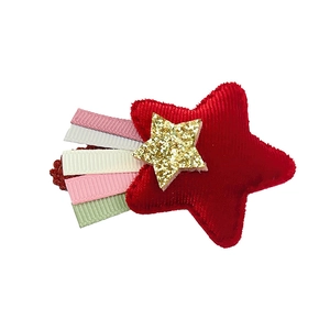 Vue détaillée de la pince à cheveux étoile rouge avec paillettes dorées et rubans colorés