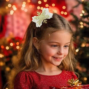 Detailaufnahme einer weißen Haarschleife mit goldenem Glitzerstern für die Weihnachtszeit