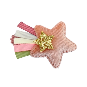 Détail de la barrette étoile en velours rose avec rubans de gland colorés pour filles