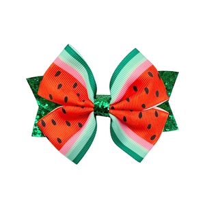 Détail du nœud papillon pastèque avec ruban texturé et paillettes scintillantes