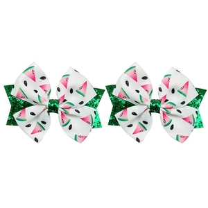 Détail des pinces à cheveux pastèque pour enfants avec paillettes et ruban à nœud rouge