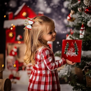 Nahaufnahme einer Weihnachts-Haarklammer mit Rentiergeweih und Schleife für Kinder
